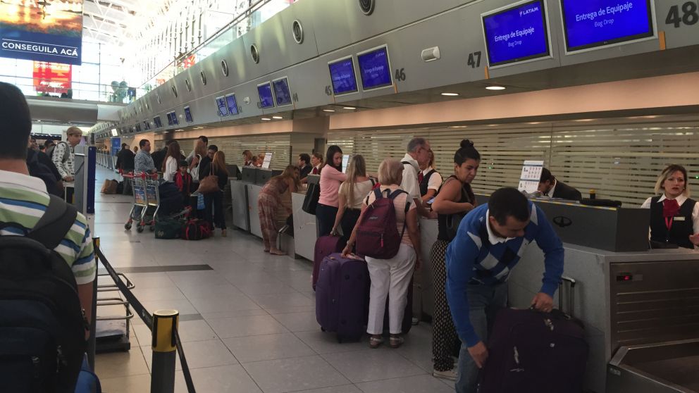 Paro general: qué aerolíneas cancelaron sus vuelos y cómo reprogramarlos