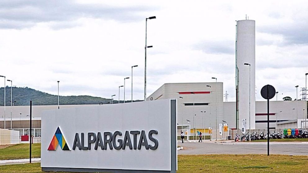 Exclusivo: Alpargatas cierra dos plantas y despide 446 trabajadores