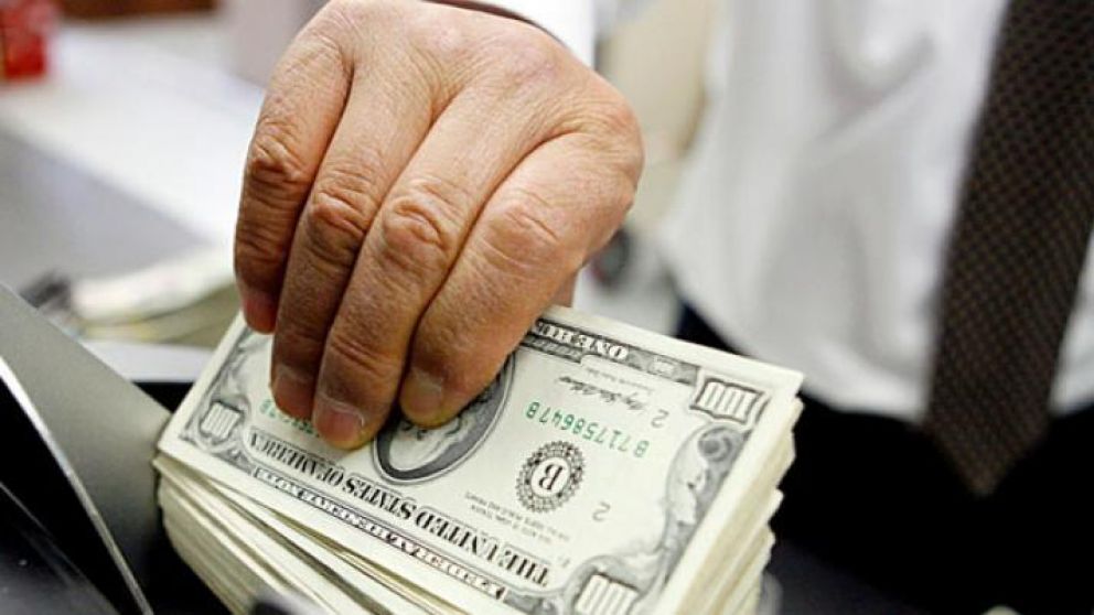 Economistas piden "orden" para controlar el tipo de cambio