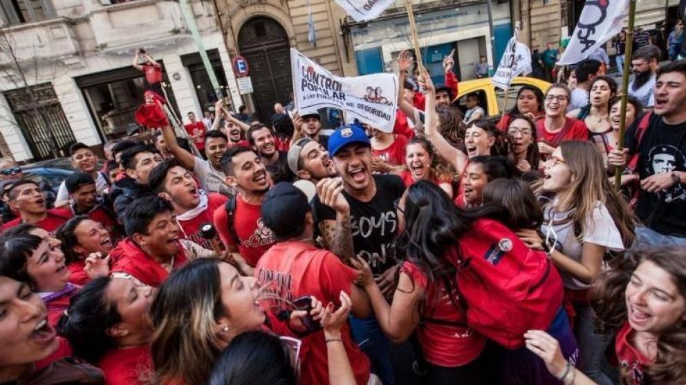 Los manifestantes celebraron el fallo en la puerta de los tribunales