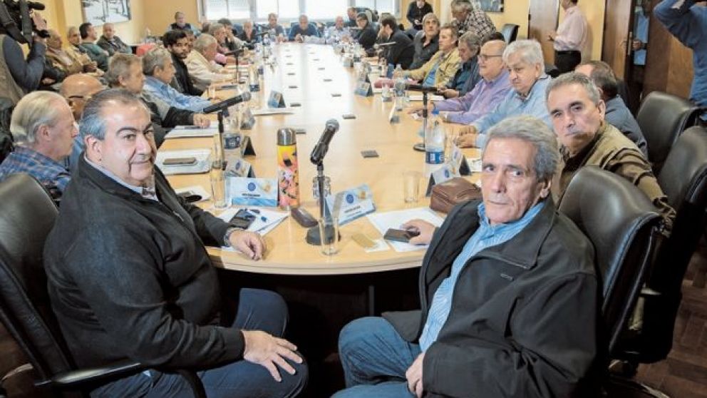 Consejo directivo de Azopardo, Schmid no particip� de la rueda de prensa 