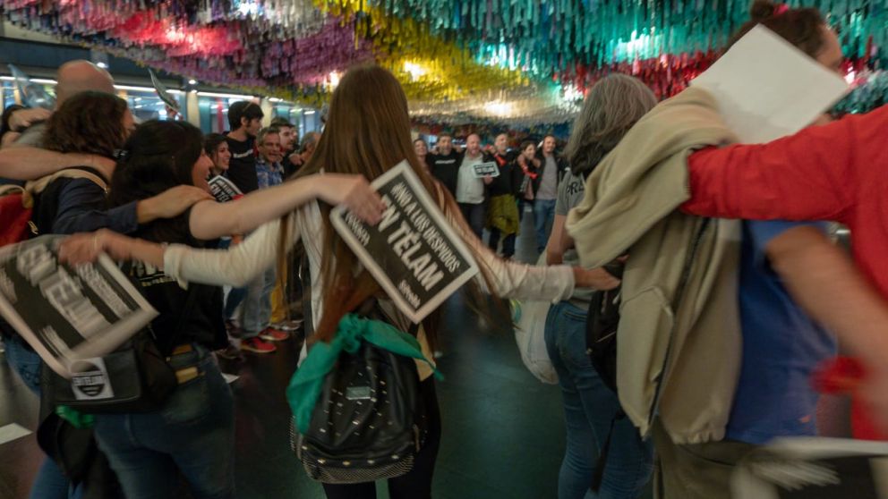 Los trabajadores ingresaron al edificio cerca de las 14 (foto: Carlos Brigo)
