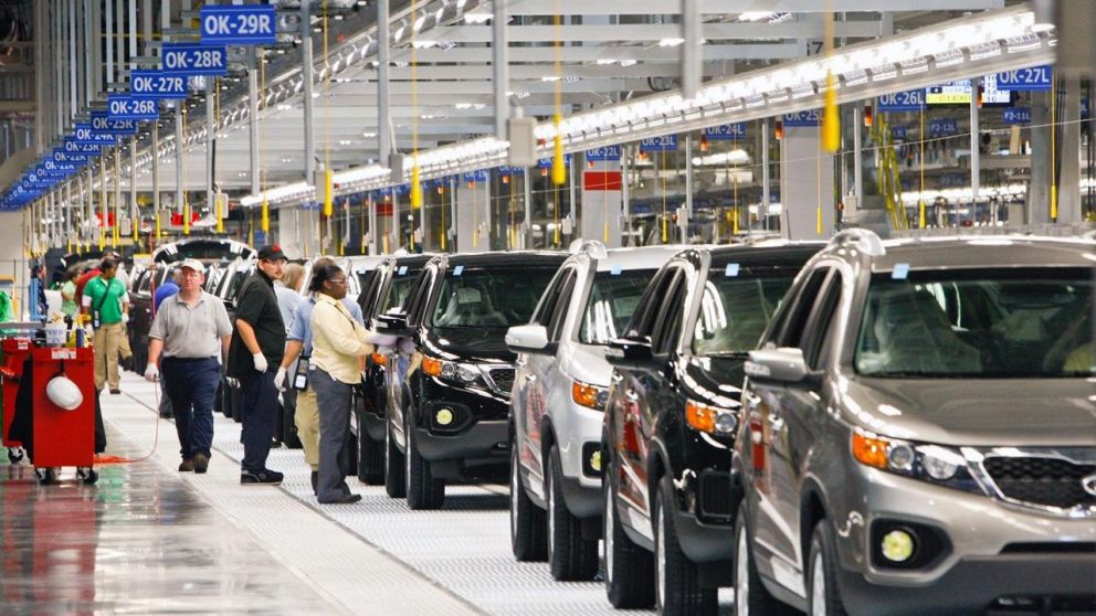 Automotrices pisan el freno productivo y suspenden 5.500 operarios