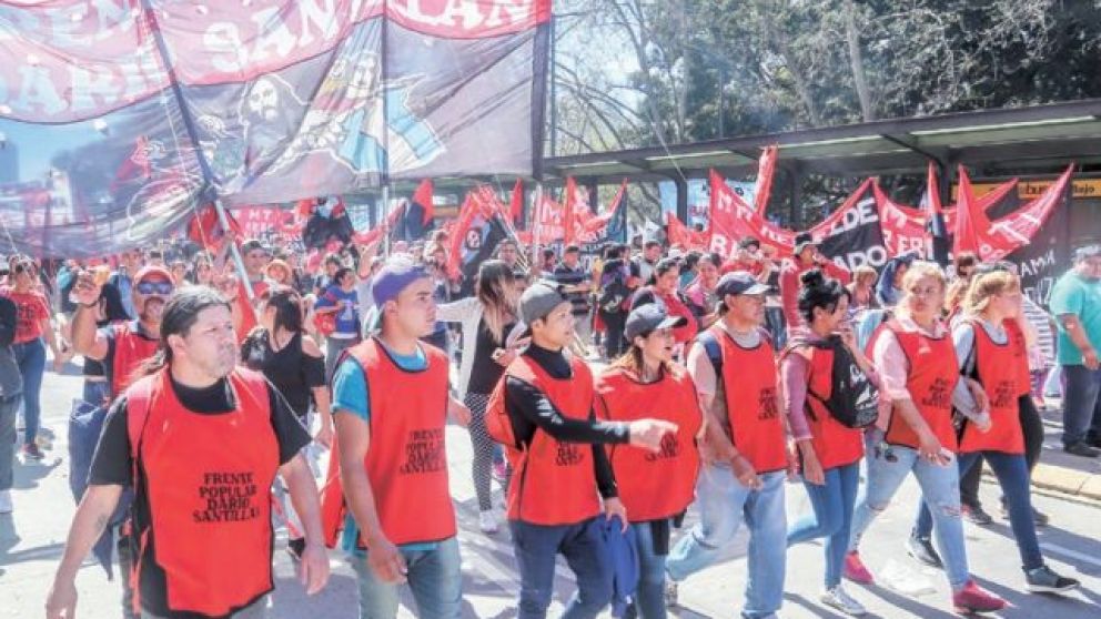 Columnas de los movimientos sociales marcharon por Paseo Colón
