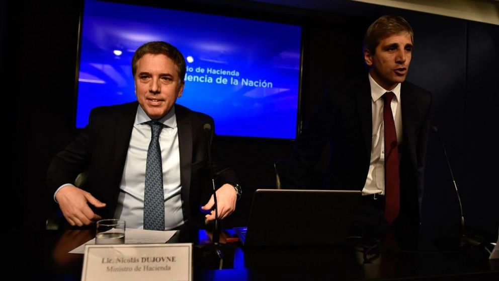 Tsunami de pesos: la artillería del Gobierno para evitar otro salto del dólar