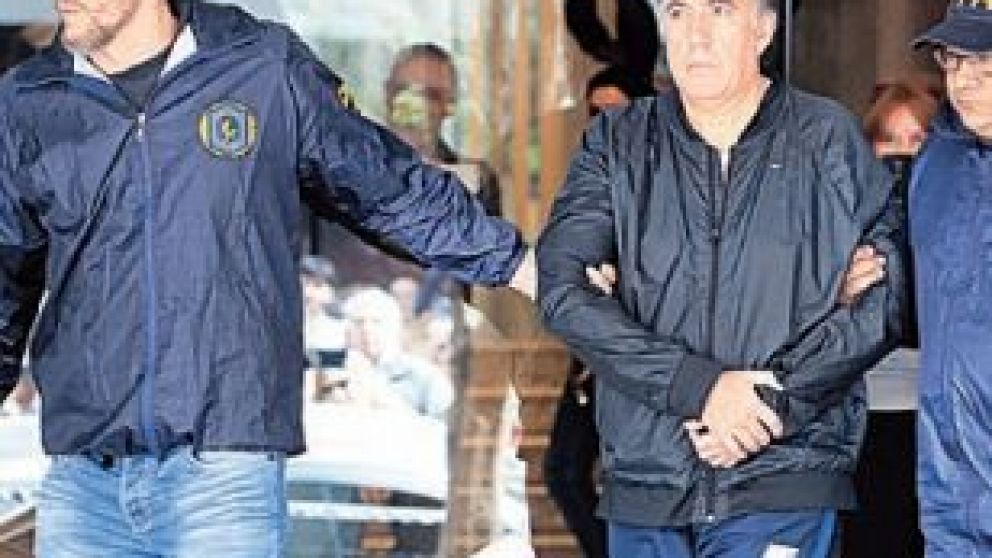 Oscar Thomas salió esposado