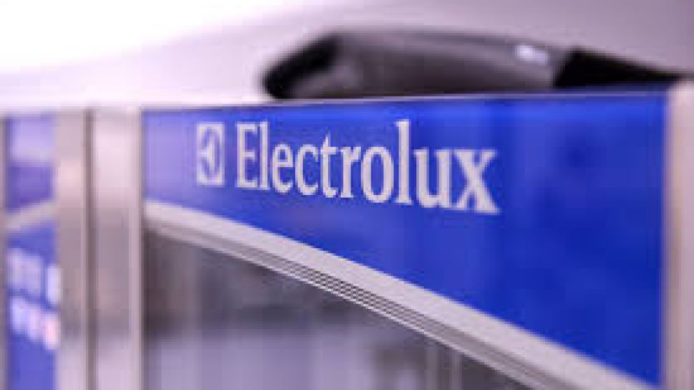 Electrolux licencia al personal y cierra su planta por un mes