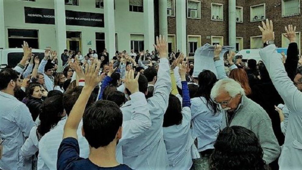 Trabajadores del Posadas realizaron un abrazo al hospital contra los despidos