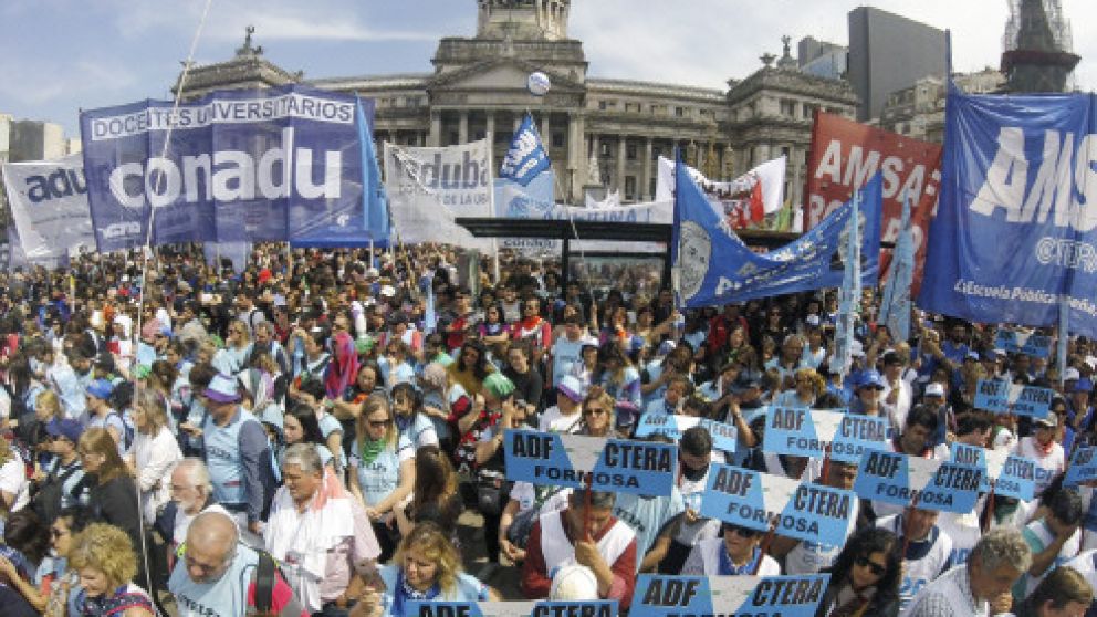 Los maestros llevaron su reclamo al Congreso