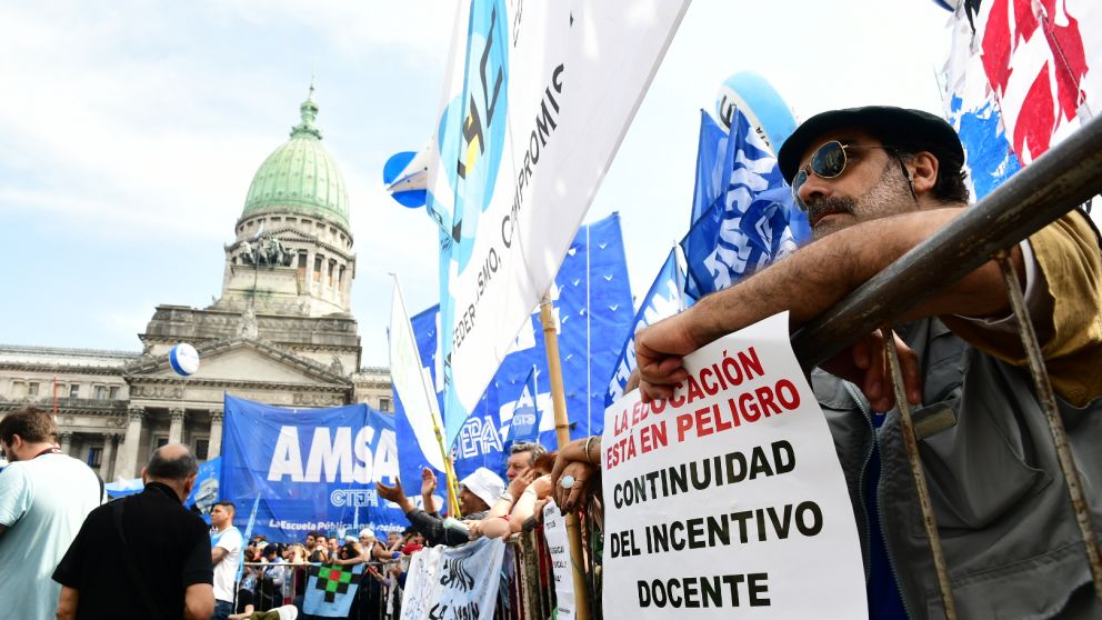 Paro docente: marcharon al Congreso por salarios y más presupuesto