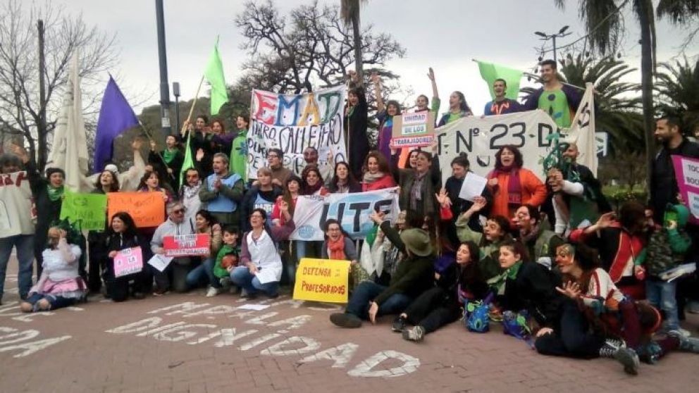 Paro docente por 48 horas en reclamo de un aumento salarial