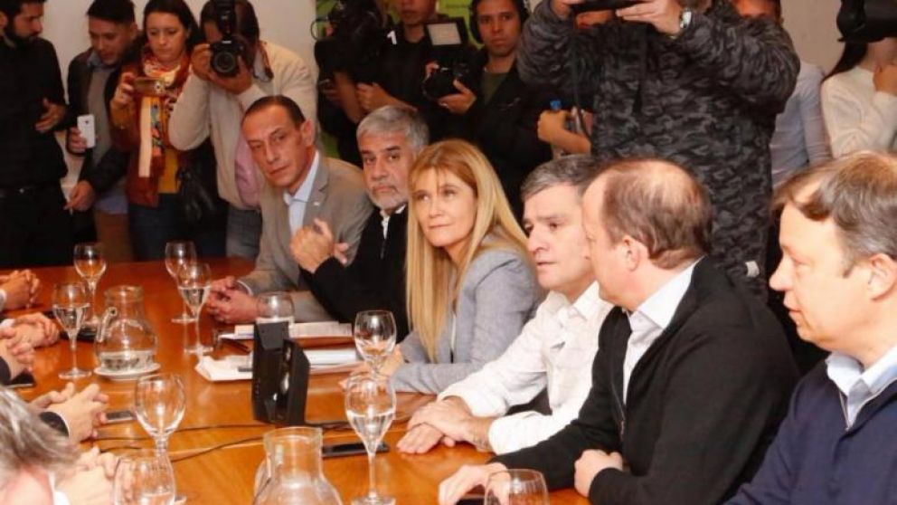 Intendentes del PJ pidieron a Vidal debatir "urgente" como enfrentar la crisis