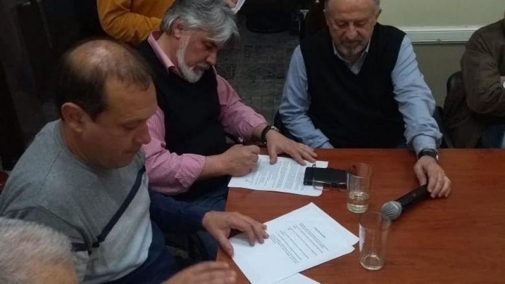 Sectores productivos firman plan de acci�n y declaran "estado de alerta"