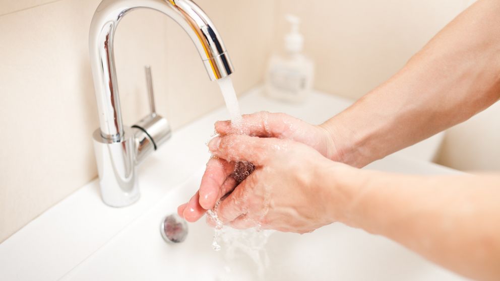 Lavarse las manos, una medida de prevención fundamental
