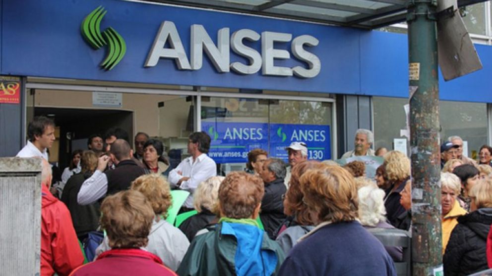 Los que quieran cobrar deben desistir del juicio por reajuste de haberes