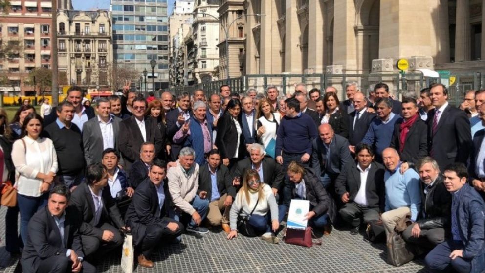 Intendentes del PJ le exigirán a Vidal que se restituya el Fondo Sojero