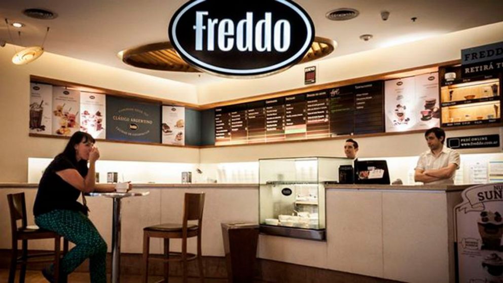 Freddo terceriza la producción y franquicia sus locales propios