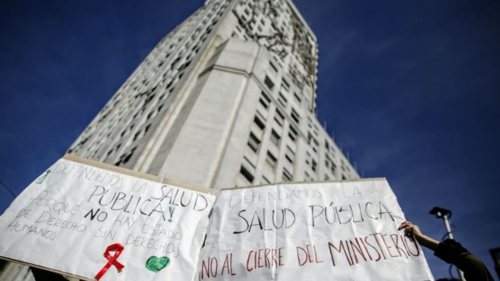 Realizan un "abrazo" al Ministerio de Salud y Desarrollo Social