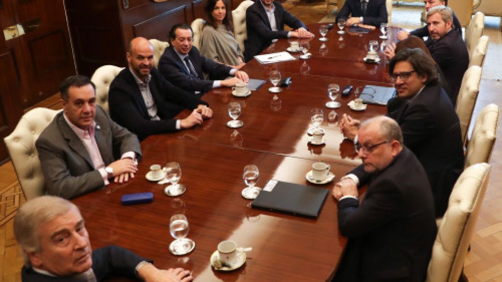El nuevo gabinete se presentó a través de una foto