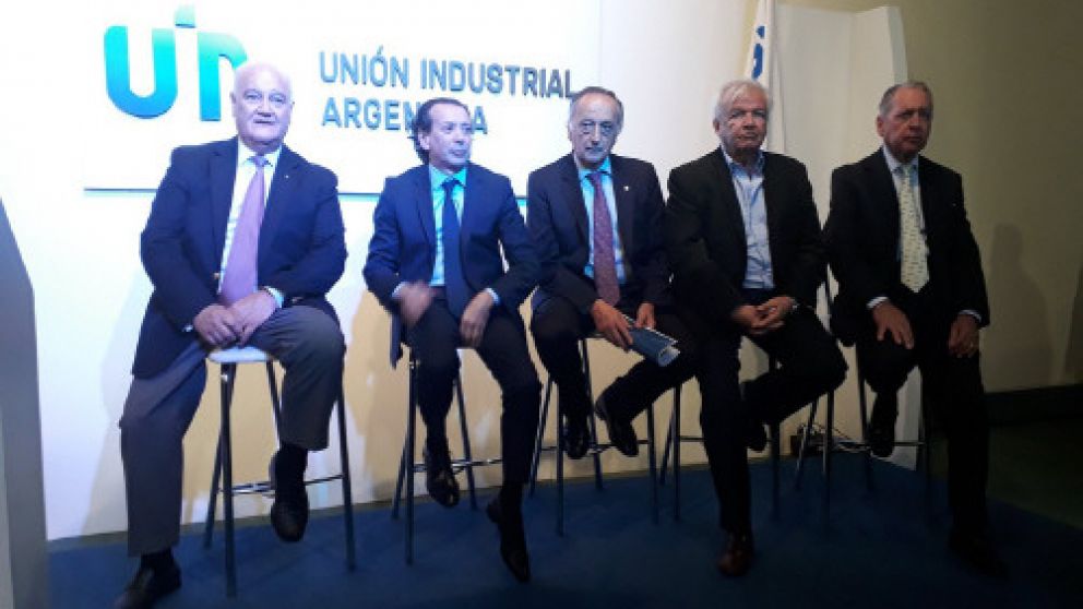 Álvarez Saavedra, Sica, Acevedo, Betnaza y Funes de Rioja, en el cocktail del día de la industria