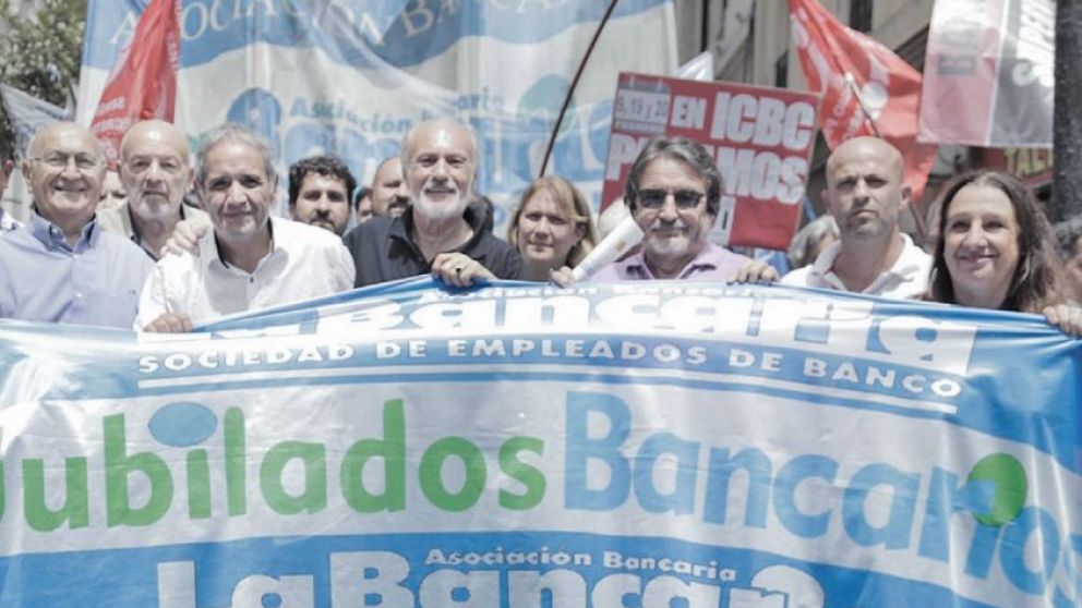 La Asociación Bancaria activó cláusula automática por inflación y superó 32% en paritarias