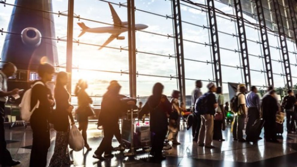 El gobierno estudia un impuesto al turismo y cambios en el sistema de retenciones