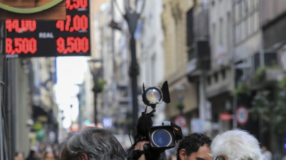 Caputo salió a atacar a los compradores desde temprano y logró alejar el pánico