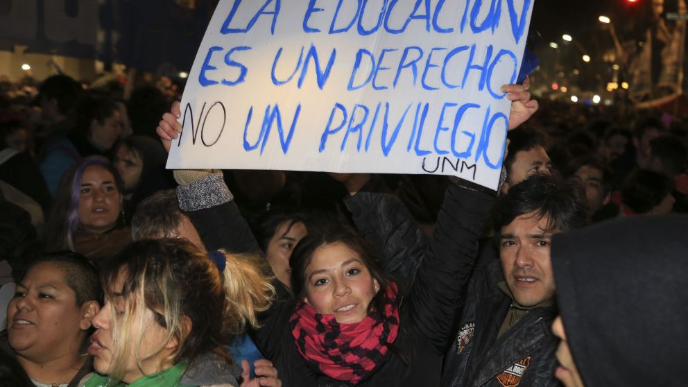 Postergan la mesa salarial de los docentes universitarios y siguen de paro