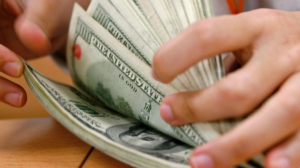 El BCRA adjudicó u$s250 M y logró bajar el dólar a $38