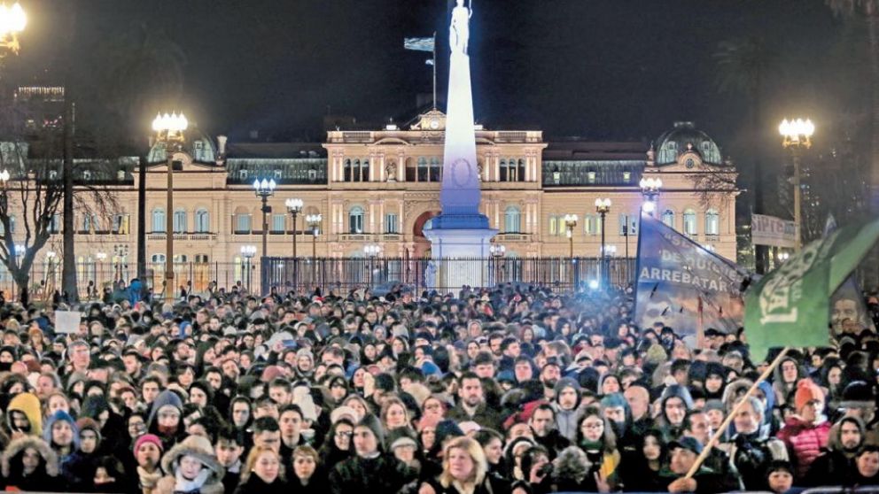 Estudiantes, gremios y partidos políticos marcharon a Plaza de Mayo