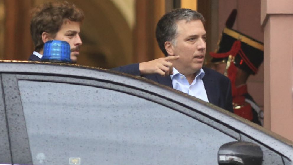 Dujovne, acosado por preguntas