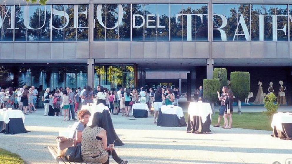 Con exhibiciones permanentes, muestras fuera de los muros en otros espacios y exhibiciones cruzadas con otras artes como la música y el cine, los museos de la moda atraen tanto a un público curioso como a profesionales e investigadores de la industria