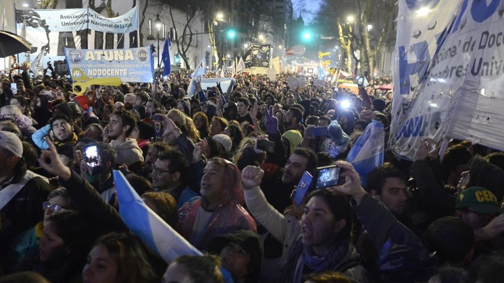 Con críticas al ajuste, universitarios protagonizan una multitudinaria marcha
