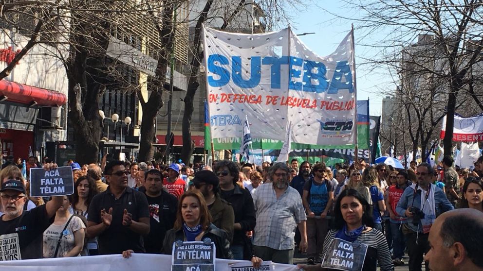 Masiva marcha docente en La Plata en rechazo a la oferta salarial de la Provincia
