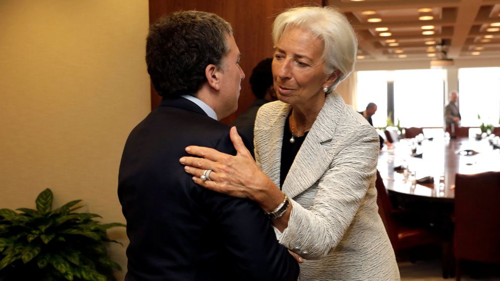 El mercado pide detalles del nuevo acuerdo con el FMI y el dólar no detiene la suba