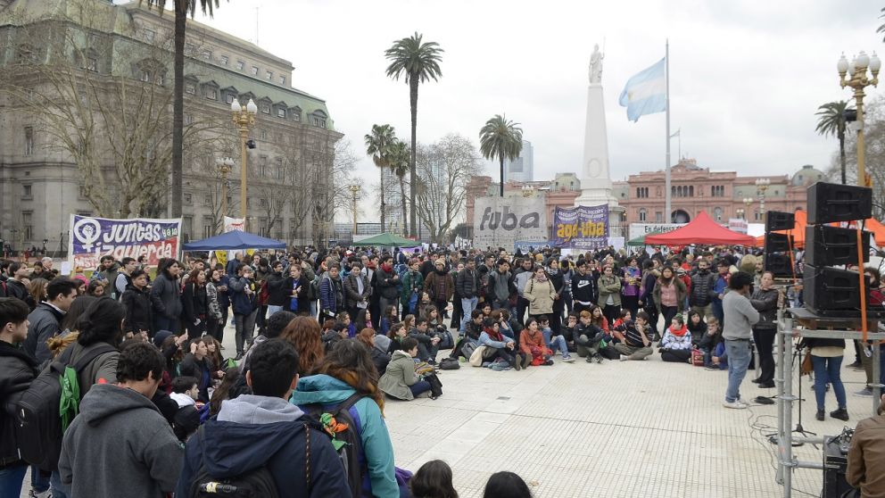 Docentes reclaman por mejores salarios con clases p�blicas frente a la Casa Rosada.
