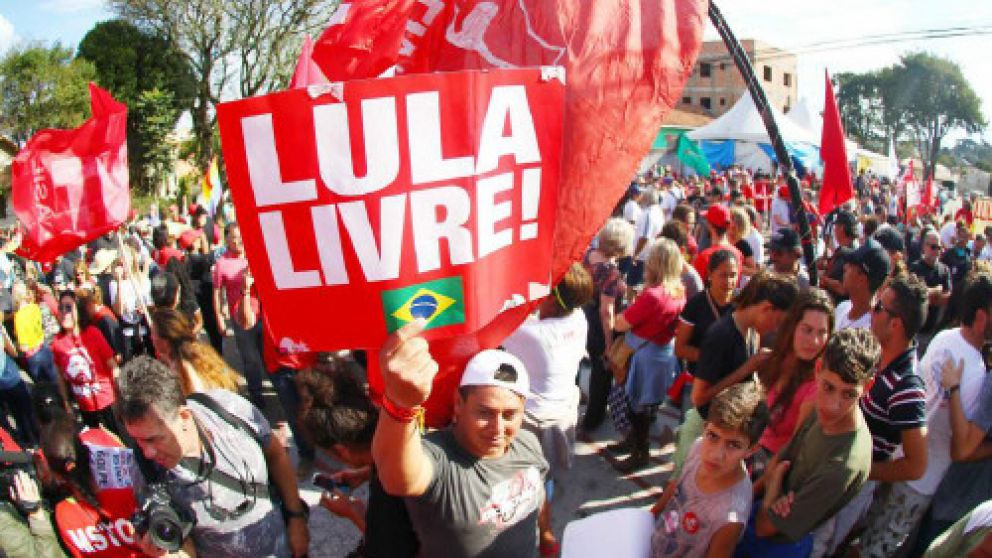 A pesar de estar preso, Lula es protagonista central de la campaña electoral brasileña