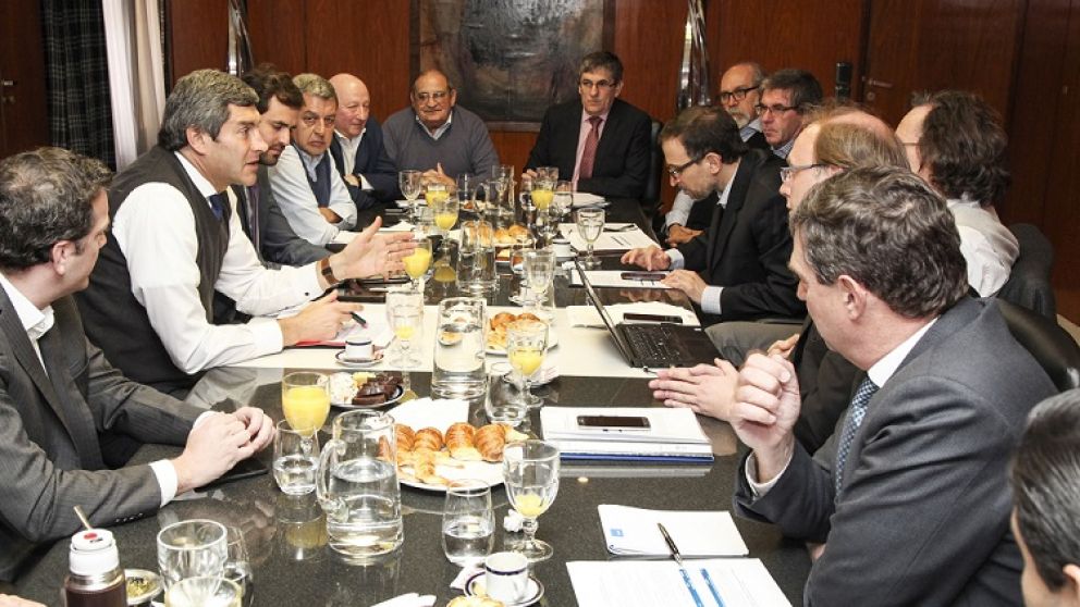 Rodrigo Pena encabezó la reunión con los ministros de las provincias
