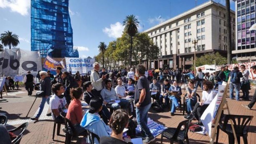 Docentes universitarios dictan clases públicas en Plaza de Mayo