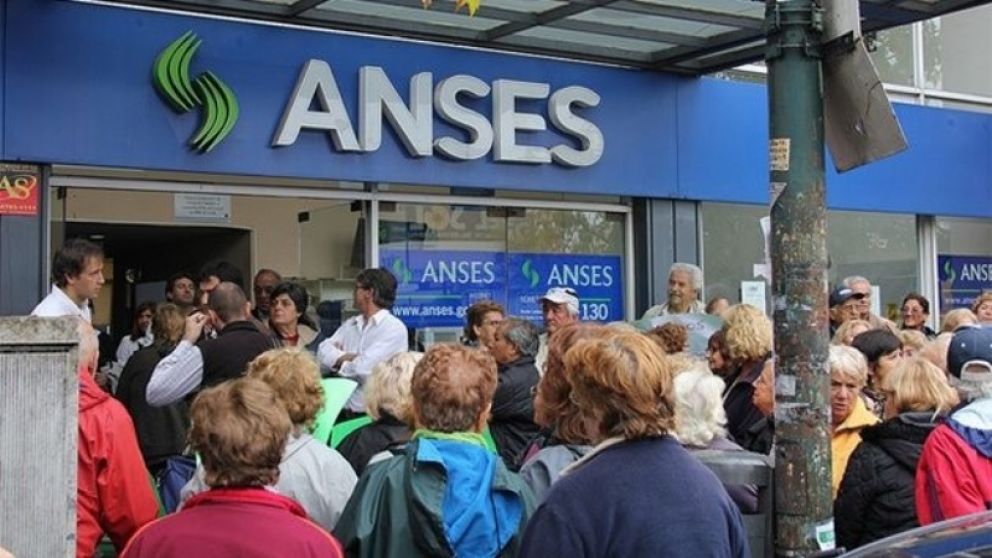 Los jubilados cobran con un 2,9% de aumento en marzo 2026