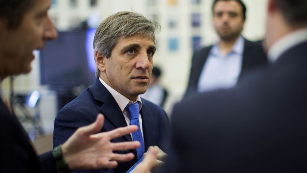 Caputo va a la cumbre de banqueros para llevar calma a los inversores