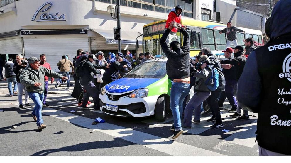 Graves incidentes entre manifestantes y el personal policial