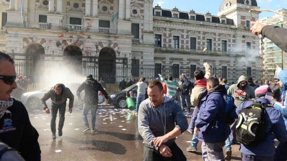 Gases lacrimógenos en la marcha de trabajadores de Astillero
