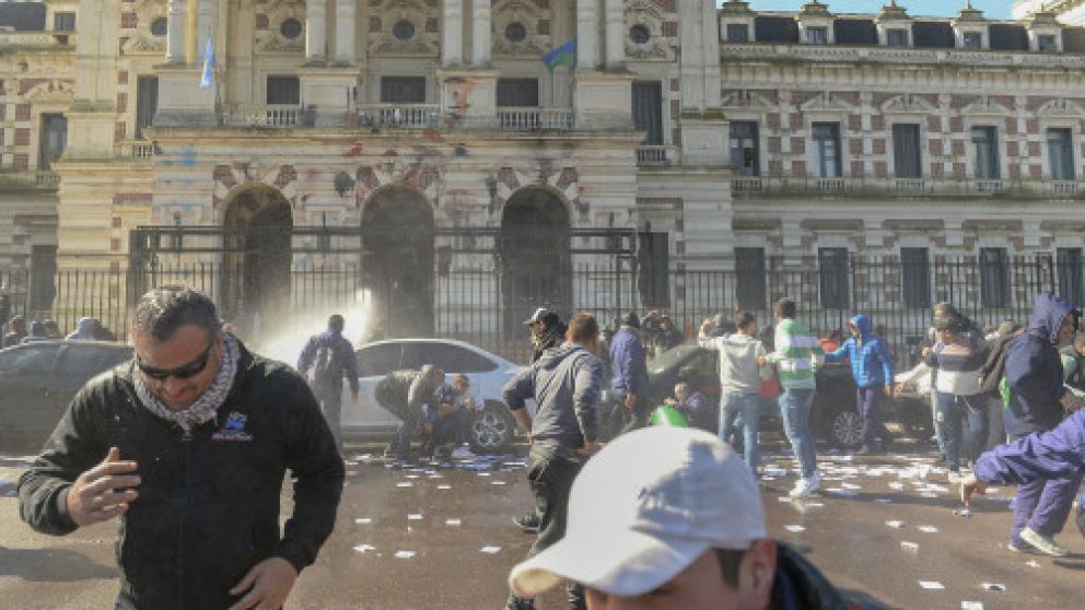 La provincia denunció que intentaron entrar en la gobernación