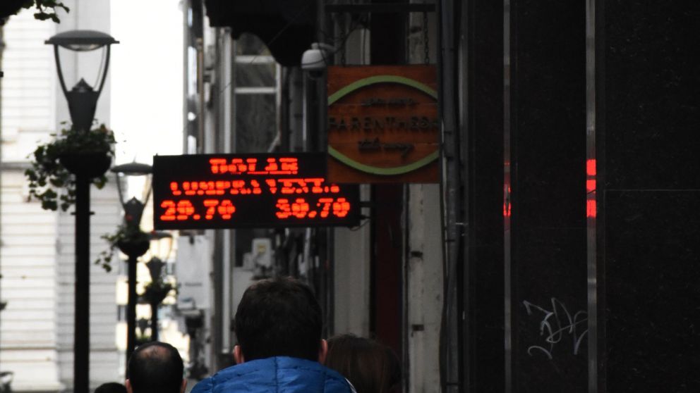 Alertan por riesgos cambiarios