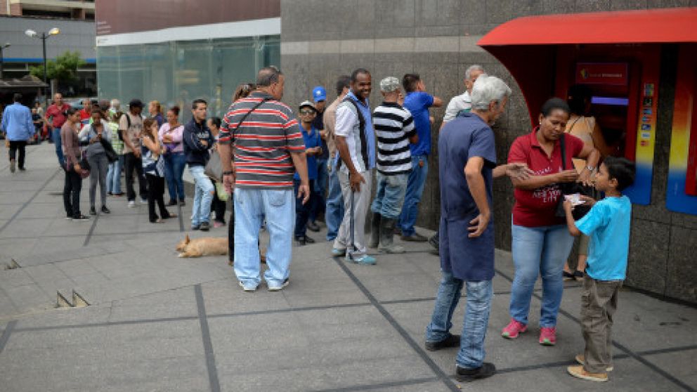 Largas filas se formaron frente a los cajeros para conseguir los nuevos billetes