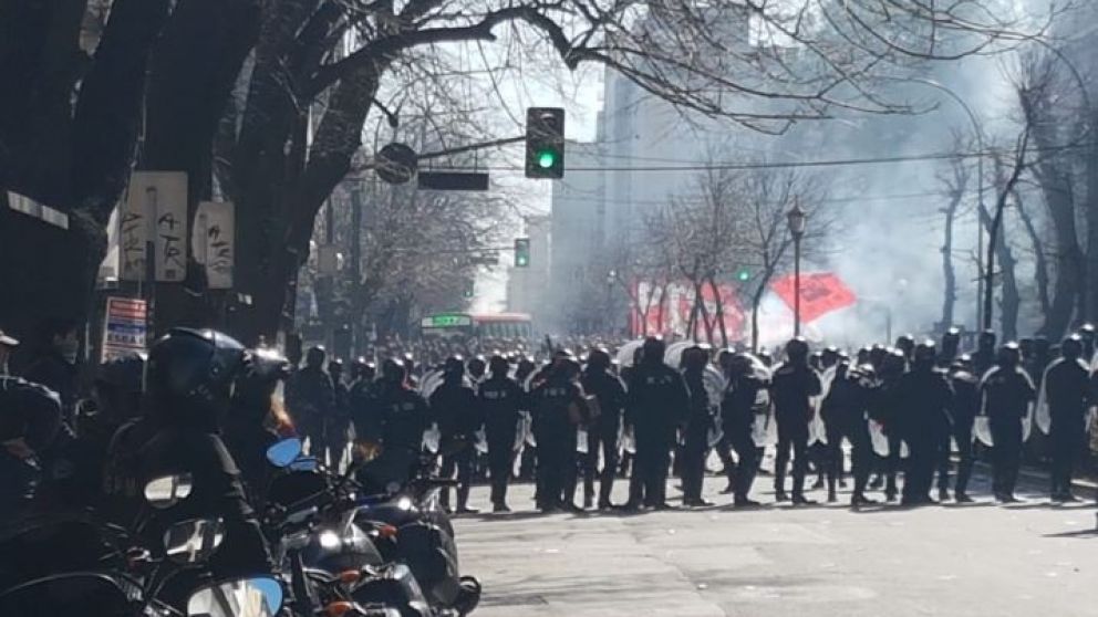 Incidentes en la marcha de los trabajadores del Astillero R�o Santiago 