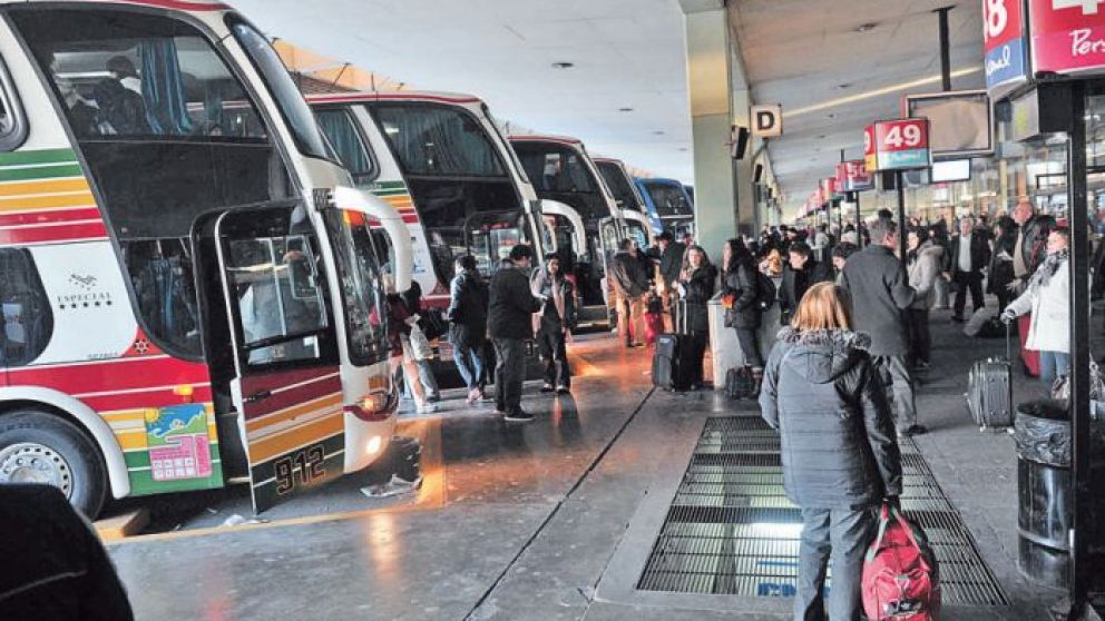 Autorizados por el Gobierno, ya bajaron un 30% las frecuencias de micros y habrá más ajustes