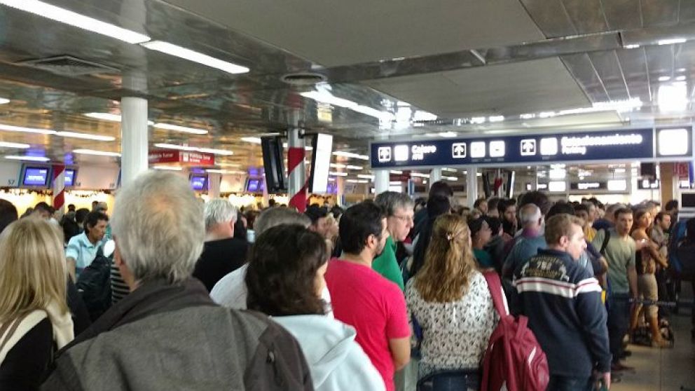 Aeron�uticos se manifiestan en Aeroparque Metropolitano "en defensa del trabajo" 