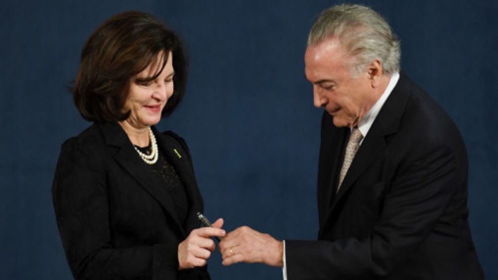 La fiscal general Dodge junto al presidente Michel Temer, el día que fue designada
